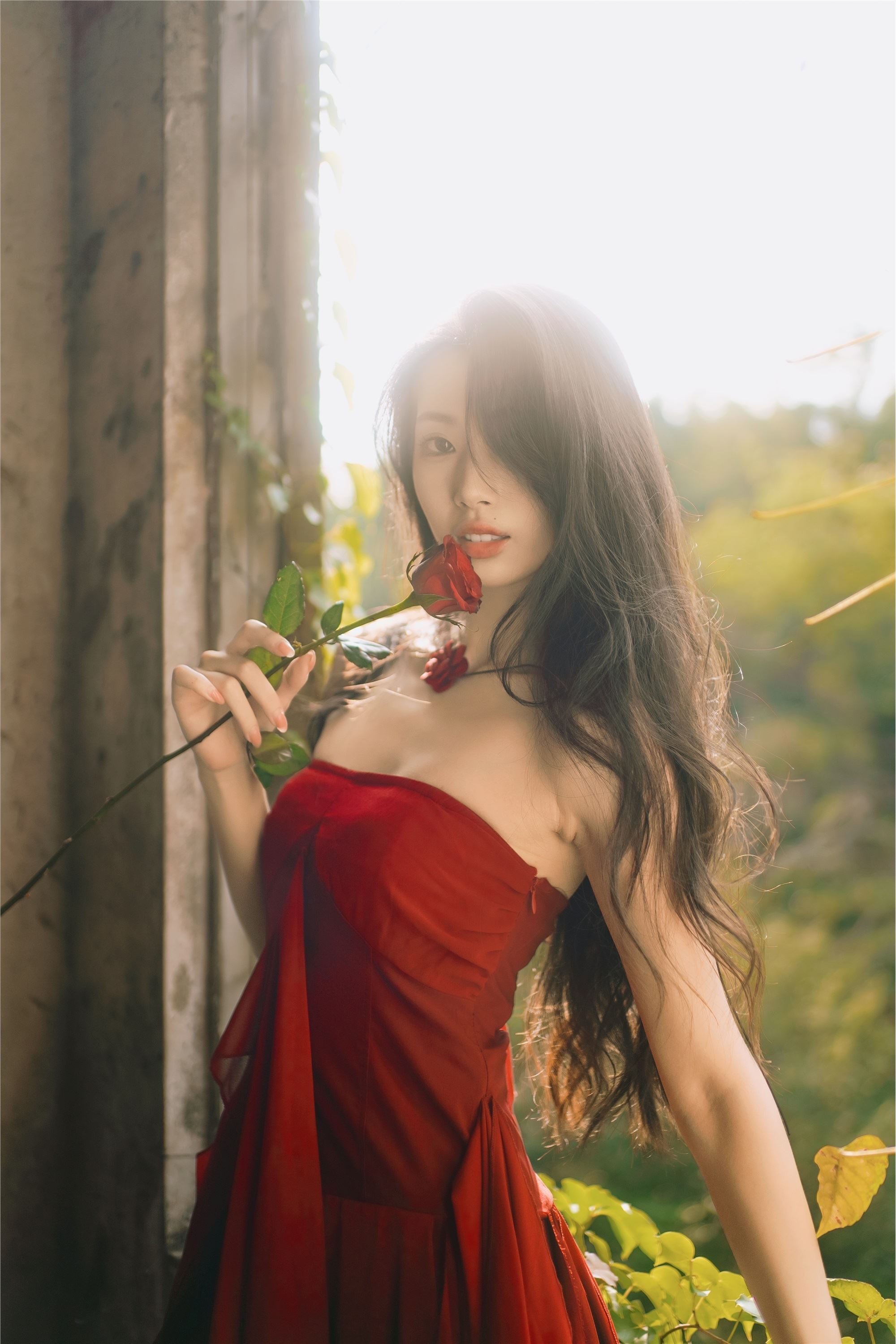 YITUYU艺图语 2025.01.15 魅力火玫瑰，少女璀璨之光 Liya